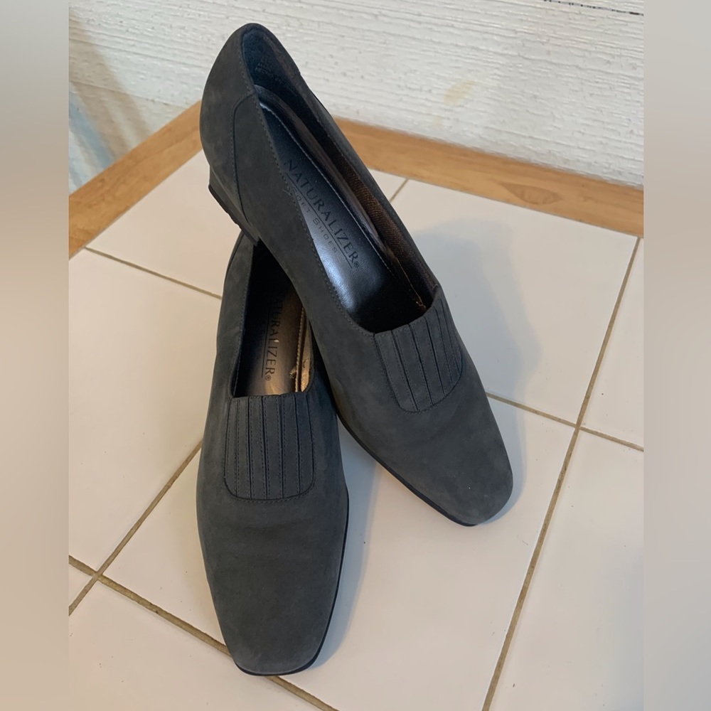 Grey 2 inch heel Dress Shoe by Naturalizer Soft Shoes.  Size 7 - 1/2.